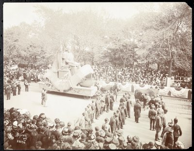 Uitzicht op de menigte en een door paarden getrokken praalwagen tijdens de parade van de Hudson Fulton Celebration, New York, september 1909 door Byron Company